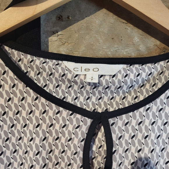 Cleo Elegant Black and White Sleeveless Top With Belt - Picture 5 of 6